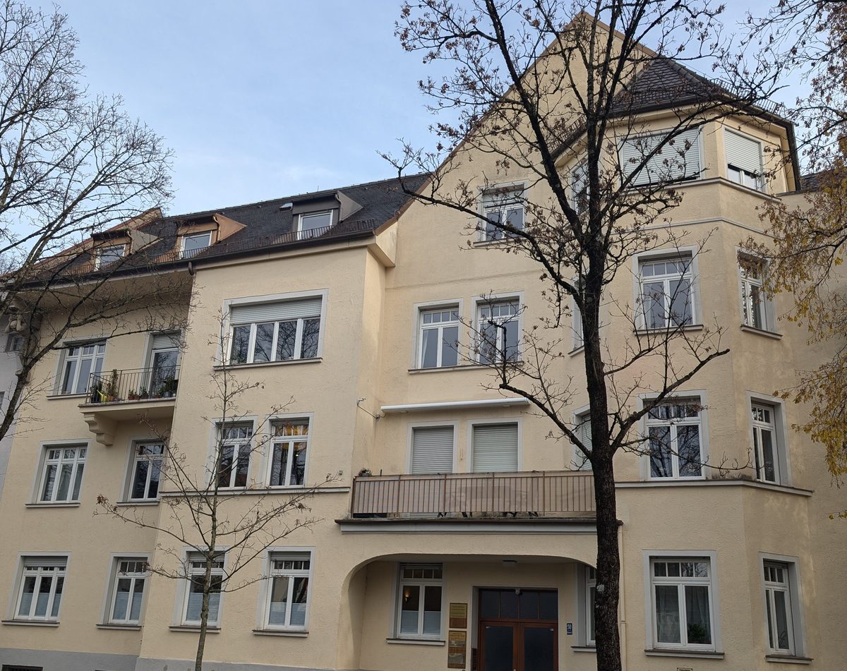 Klassisches gelbes Wohngebäude an der Renatastraße 50 in München.