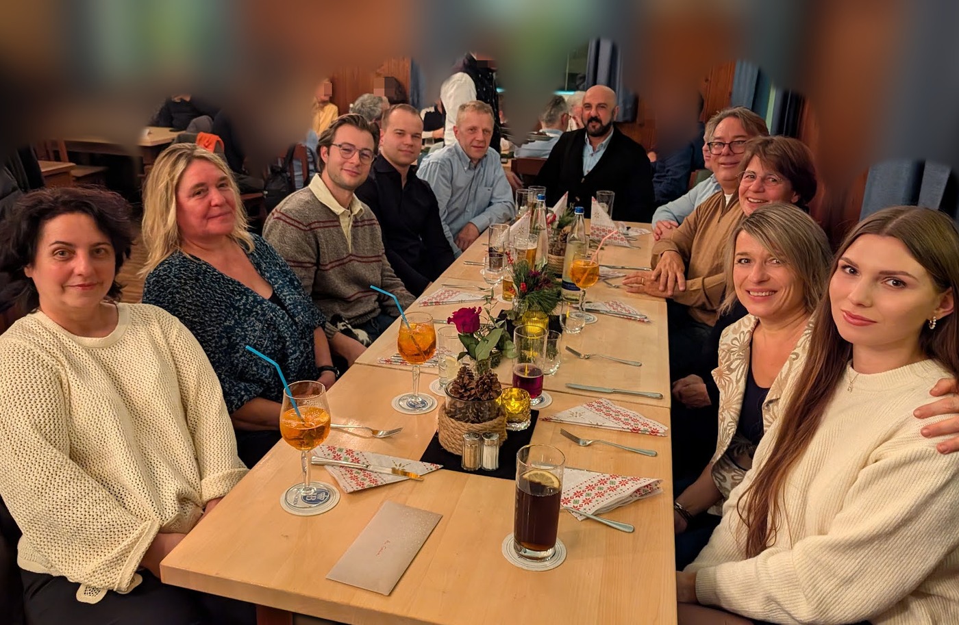 Das Team der Hausverwaltung Fendt gemeinsam am Tisch.